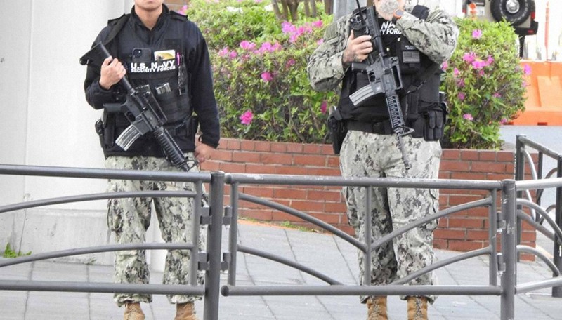 基地外の歩道で小銃を携行する米兵＝米海軍横須賀基地前で4月27日、市民団体「リムピース」提供