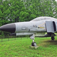 「SUMMER　SPLASH　inメタセの杜」で清掃するF4戦闘機「F4EJ改」＝福岡県築上町の物産館「メタセの杜」で2025年6月11日午前9時11分、出来祥寿撮影