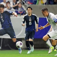 【日本－インドネシア】前半、抜け出してパスを受ける佐野海舟選手（左）＝パナソニックスタジアム吹田で2025年6月10日、長澤凜太郎撮影