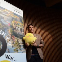 ドイツパビリオンのキャラクター「サーキュラー」を手にPRする長谷部誠さん＝大阪市此花区で2025年6月11日、生野貴紀撮影