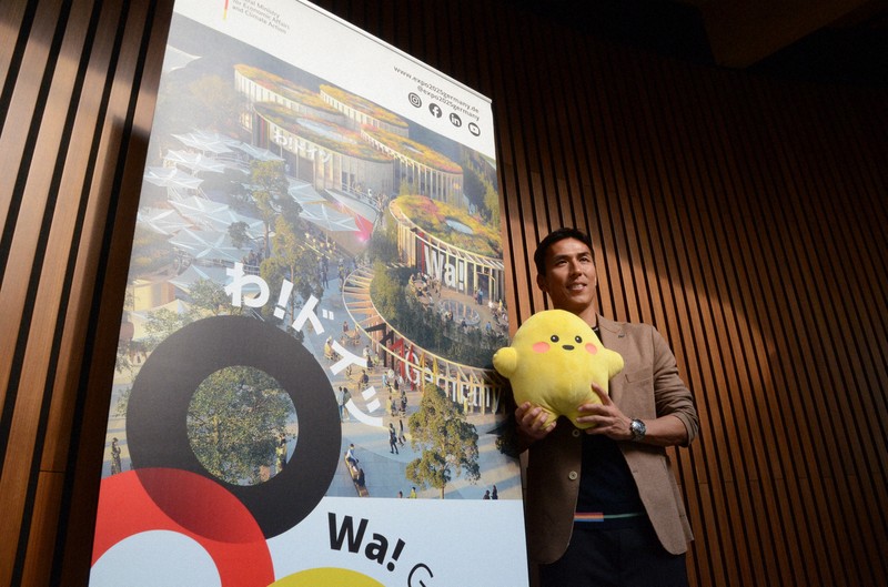 ドイツパビリオンのキャラクター「サーキュラー」を手にPRする長谷部誠さん＝大阪市此花区で2025年6月11日、生野貴紀撮影