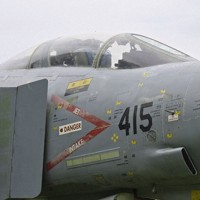 「SUMMER　SPLASH　inメタセの杜」で清掃するF4戦闘機「F4EJ改」のコックピット部分＝福岡県築上町の物産館「メタセの杜」で2025年6月14日午前9時11分、出来祥寿撮影