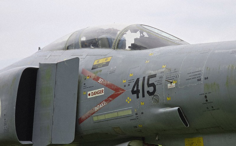 「SUMMER　SPLASH　inメタセの杜」で清掃するF4戦闘機「F4EJ改」のコックピット部分＝福岡県築上町の物産館「メタセの杜」で2025年6月14日午前9時11分、出来祥寿撮影