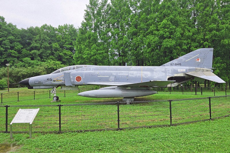 「SUMMER　SPLASH　inメタセの杜」で清掃するF4戦闘機「F4EJ改」＝福岡県築上町の物産館「メタセの杜」で2025年6月11日午前9時12分、出来祥寿撮影