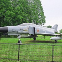 「SUMMER　SPLASH　inメタセの杜」で清掃するF4戦闘機「F4EJ改」＝福岡県築上町の物産館「メタセの杜」で2025年6月11日午前9時11分、出来祥寿撮影