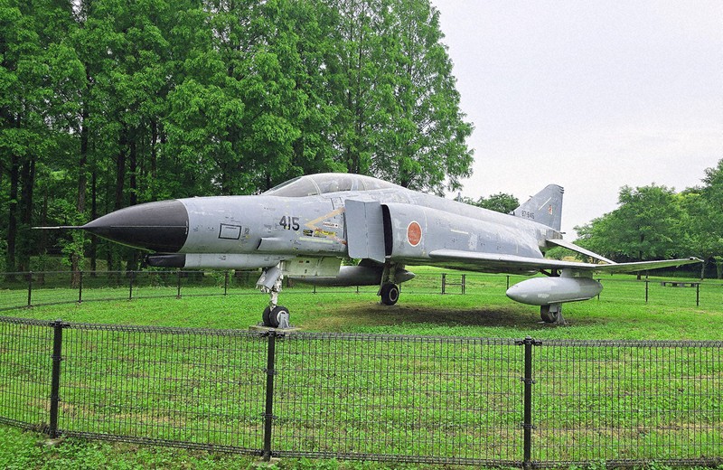 「SUMMER　SPLASH　inメタセの杜」で清掃するF4戦闘機「F4EJ改」＝福岡県築上町の物産館「メタセの杜」で2025年6月11日午前9時11分、出来祥寿撮影
