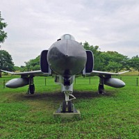 「SUMMER　SPLASH　inメタセの杜」で清掃するF4戦闘機「F4EJ改」の正面部＝福岡県築上町の物産館「メタセの杜」で2025年6月11日午前9時15分、出来祥寿撮影