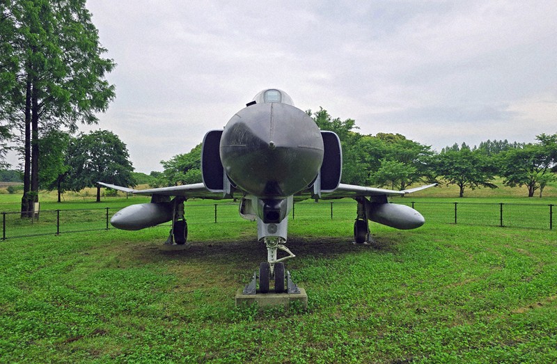 「SUMMER　SPLASH　inメタセの杜」で清掃するF4戦闘機「F4EJ改」の正面部＝福岡県築上町の物産館「メタセの杜」で2025年6月11日午前9時15分、出来祥寿撮影