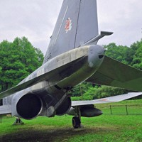 「SUMMER　SPLASH　inメタセの杜」で清掃するF4戦闘機「F4EJ改」＝福岡県築上町の物産館「メタセの杜」で2025年6月11日午前9時13分、出来祥寿撮影