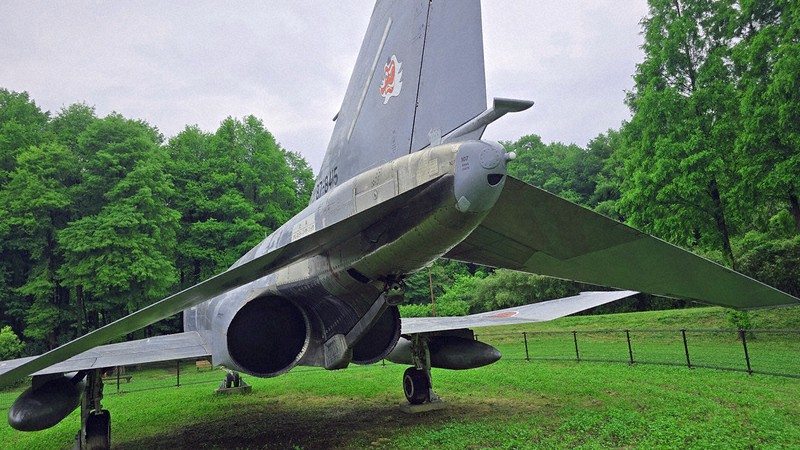 「SUMMER　SPLASH　inメタセの杜」で清掃するF4戦闘機「F4EJ改」＝福岡県築上町の物産館「メタセの杜」で2025年6月11日午前9時13分、出来祥寿撮影