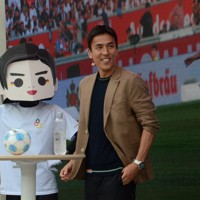 ドイツパビリオンに登場した長谷部誠さん。自身を模したというキャラクターと対面し、「全く似ていない」と苦笑いだった＝大阪市此花区で2025年6月11日、生野貴紀撮影