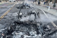 米ロサンゼルスのダウンタウンで行われた抗議デモで放火されたウェイモの無人車両の残骸（8日）＝Ben Fritz/WSJ