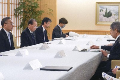 大石賢吾知事（左端）と面会する岩屋毅外相（右端）＝外務省で