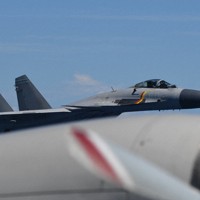 海上自衛隊のP3C哨戒機（手前）に異常接近した中国海軍のJ15戦闘機＝太平洋上で2025年6月8日（防衛省提供）