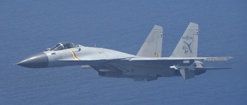 海上自衛隊のP3C哨戒機に異常接近した中国海軍のJ15戦闘機＝太平洋上で2025年6月8日（防衛省提供）