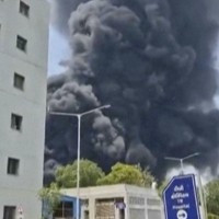 航空機の墜落現場付近から立ち上る黒煙＝インド西部アーメダバードで2025年6月12日、AP