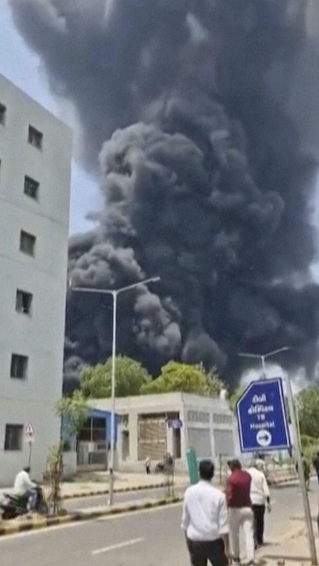 航空機の墜落現場付近から立ち上る黒煙＝インド西部アーメダバードで2025年6月12日、AP