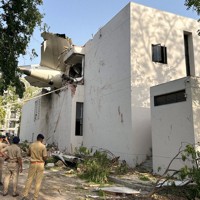 墜落して建物に引っかかった航空機の尾部＝インド西部グジャラート州アーメダバードで2025年6月12日、ロイター