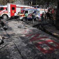 墜落現場に残る航空機の残骸＝インド西部グジャラート州アーメダバードで2025年6月12日、ロイター