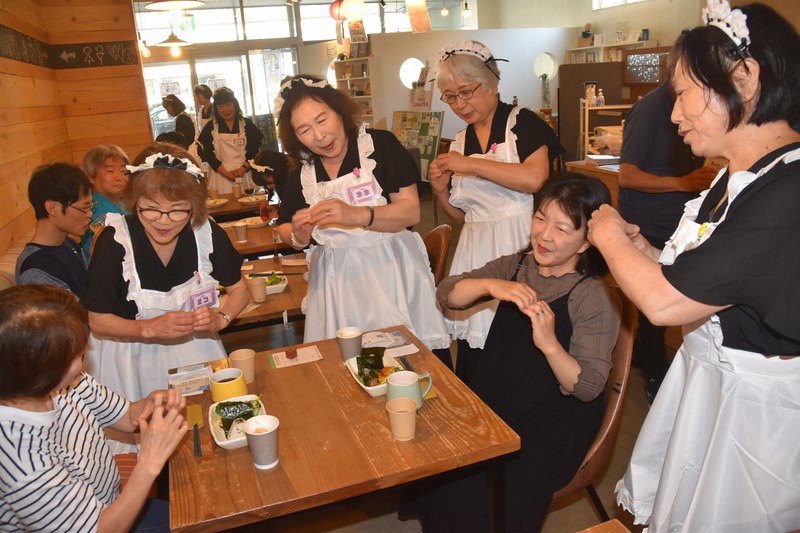 店内には「三途の川」 冥土喫茶開店1年、従業員は65歳以上 | 毎日新聞