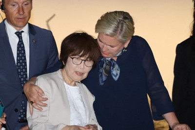 被爆者の小倉桂子さん（中央）の肩を抱き寄せるアイスランドのトーマスドッティル大統領＝広島市中区の原爆資料館で2025年5月28日午後1時43分、安徳祐撮影