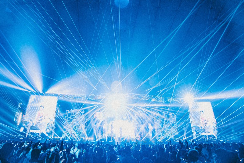 サザンオールスターズの全国ツアー「THANK　YOU　SO　MUCH！！」のツアーファイナル公演に熱狂するファンら＝西槇太一撮影