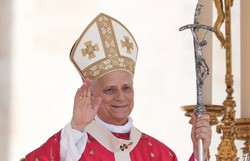 聖霊降臨祭（ペンテコステ）のミサで手を振るローマ教皇レオ14世＝バチカンのサンピエトロ広場で2025年6月8日、AP