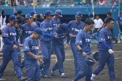 【JFE東日本－テイ・エステック】JFE東日本に敗れてグラウンドを後にするテイ・エステックの選手たち＝千葉市稲毛区の千葉県野球場で2025年6月12日、宮武祐希撮影