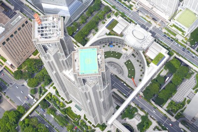 東京都庁舎（中央）と都議会議事堂（右上）＝東京都新宿区で2025年6月4日午後1時58分、本社ヘリから