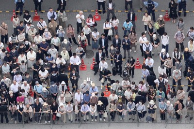 東京都議選が告示され、街頭演説に集まった多くの人たち＝東京都中野区で2025年6月13日午後2時44分、本社ヘリから宮武祐希撮影