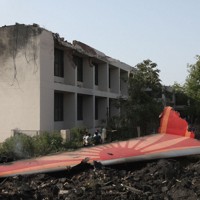 エア・インディア機の墜落現場に散乱した機体の一部＝インド西部アーメダバードで12日、ロイター
