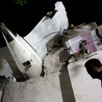 エア・インディア機の墜落現場＝インド西部アーメダバードで12日、ロイター