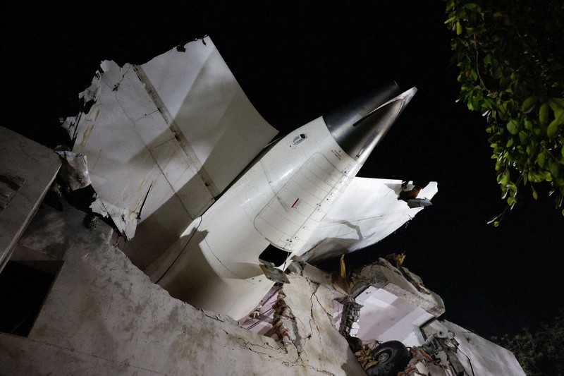 エア・インディア機の墜落現場＝インド西部アーメダバードで12日、ロイター