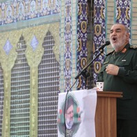 イランの首都テヘランで演説するイラン革命防衛隊のサラミ司令官=2025年5月15日、ウエスト・アジア・ニュース・エージェンシー提供・ロイター