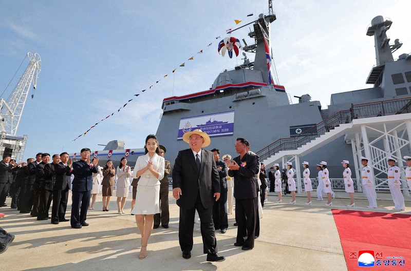 パルナシウス・ノミオン（1オス・北朝鮮） 横倒しになった北朝鮮の駆逐艦、今度は進水成功 金正恩氏も出席 | 毎日新聞