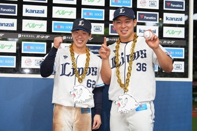 グッズを身に着けてヒーローインタビューに臨む滝澤夏央選手（左）と山田陽翔投手＝西武ライオンズ提供