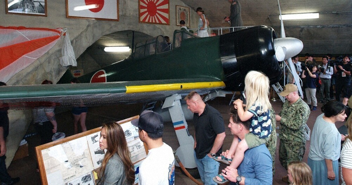 戦後80年：旧日本海軍の掩体壕公開 ゼロ戦など守る格納庫 展示ケース