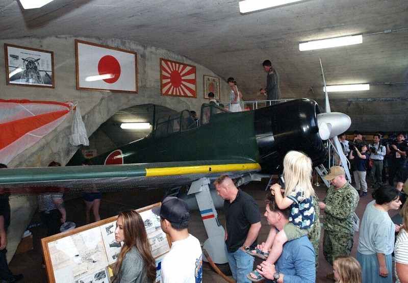 戦後80年：旧日本海軍の掩体壕公開 ゼロ戦など守る格納庫 展示ケース