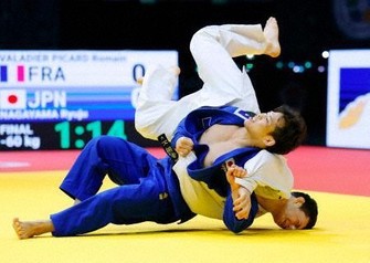 1958年 第二回世界柔道選手権 銀製メダル 世界柔道開幕 五輪銅の永山竜樹が初優勝 古賀若菜は銅 | 毎日新聞