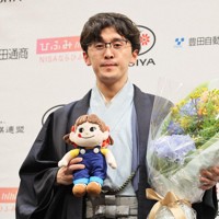 伊藤匠叡王が初防衛 将棋・叡王戦 [写真特集1/10] | 毎日新聞