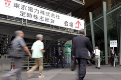 東京電力の株主総会に向かう株主ら。今年の東電の株主総会はどうなるのか＝東京都千代田区で2015年6月25日、喜屋武真之介撮影
