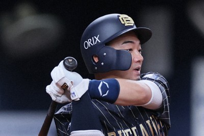 【オリックス－巨人】五回裏オリックス1死一、三塁、森友哉が勝ち越しとなる適時打を放つ＝京セラドーム大阪で2025年6月15日、長澤凜太郎撮影