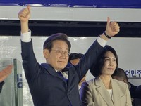 韓国大統領選で当選した李在明氏（左）＝ソウルで2025年6月4日、日下部元美撮影