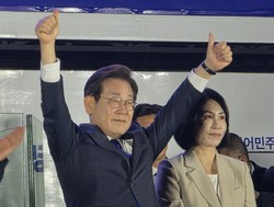 韓国大統領選で当選した李在明氏（左）＝ソウルで2025年6月4日、日下部元美撮影