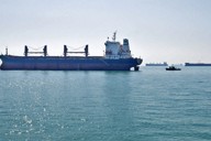 ホルムズ海峡の沖合に浮かぶ貨物船＝2012年1月27日、鵜塚健撮影