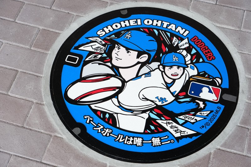 大谷「二刀流」マンホール 地元の岩手・奥州に登場 JR水沢江刺駅