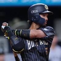 【オリックス－巨人】八回裏オリックス無死二、三塁、宗佑磨選手が2点適時打を放つ＝京セラドーム大阪で2025年6月15日、長澤凜太郎撮影