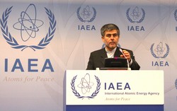 ウィーンの国際原子力機関（IAEA）で記者会見するイランのアッバシ原子力庁長官。今回のイスラエル軍による攻撃で死亡した＝2011年9月、筆者撮影