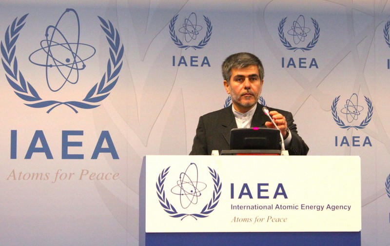 ウィーンの国際原子力機関（IAEA）で記者会見するイランのアッバシ原子力庁長官。今回のイスラエル軍による攻撃で死亡した＝2011年9月、筆者撮影