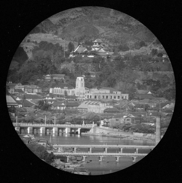 戦争当時の空撮・攻撃時の写真 （一面の砲撃痕、直径40mの穴